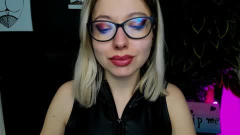 Snapshot of heidi_pleasure chatting on February 18, 9:21 am Heidi online show from February 18, 9:21 am