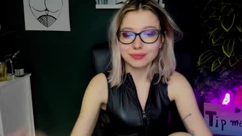 Snapshot of heidi_pleasure chatting on January 28, 2:10 pm Heidi online show from January 28, 2:10 pm