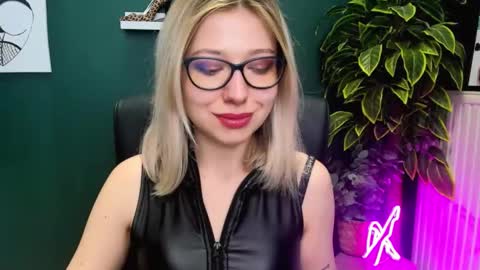 Snapshot of heidi_pleasure chatting on March 6, 9:14 am Heidi online show from March 6, 9:14 am