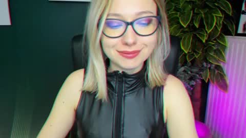Snapshot of heidi_pleasure chatting on March 11, 9:02 am Heidi online show from March 11, 9:02 am