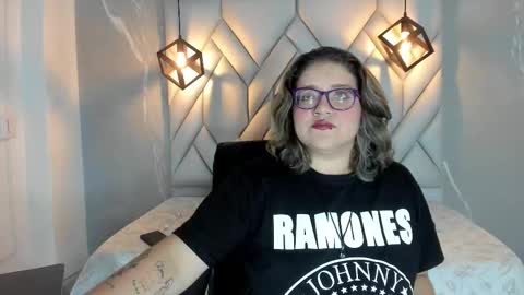 Snapshot of hellen_tirey chatting on September 18, 3:38 pm HELLEN online show from September 18, 3:38 pm