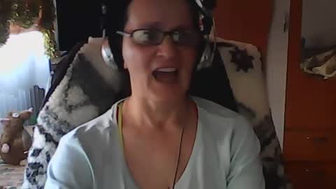 Snapshot of hellenmarie chatting on December 15, 11:45 am hellenmarie online show from December 15, 11:45 am