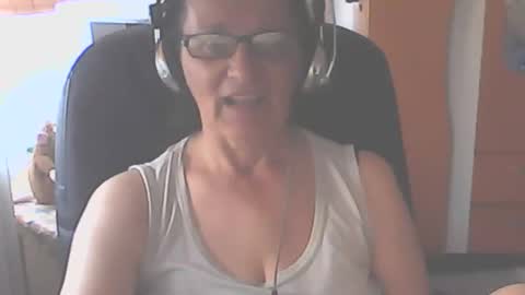 Snapshot of hellenmarie chatting on September 20, 9:56 am hellenmarie online show from September 20, 9:56 am
