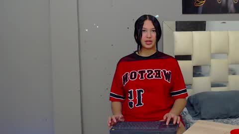 Snapshot of hera_divine chatting on December 5, 3:31 am HERA online show from December 5, 3:31 am