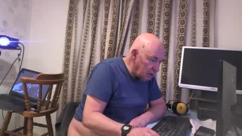 Snapshot of hermeneutika chatting on January 4, 6:41 am mature online show from January 4, 6:41 am