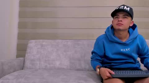 Snapshot of heteros_men chatting on March 6, 10:26 pm heteros men online show from March 6, 10:26 pm