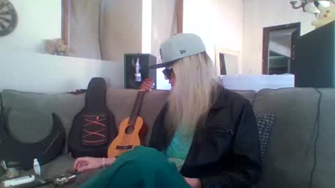 Snapshot of hey_mikky chatting on September 21, 4:22 pm hey_mikky online show from September 21, 4:22 pm