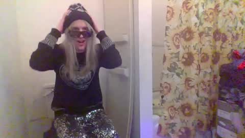 Snapshot of hey_mikky chatting on February 12, 1:09 am hey_mikky online show from February 12, 1:09 am