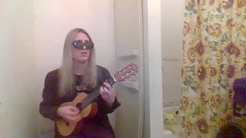 Snapshot of hey_mikky chatting on February 12, 11:41 pm hey_mikky online show from February 12, 11:41 pm