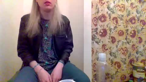 Snapshot of hey_mikky chatting on March 11, 9:34 am hey_mikky online show from March 11, 9:34 am