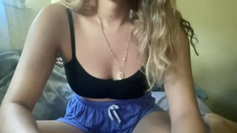 Snapshot of heybluebabe chatting on September 18, 9:30 pm Blue online show from September 18, 9:30 pm