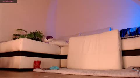 Snapshot of heyley_ chatting on September 18, 8:46 pm Heley online show from September 18, 8:46 pm
