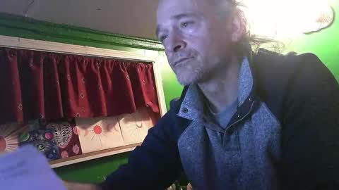 hippiedad333 online show from February 1, 6:10 am