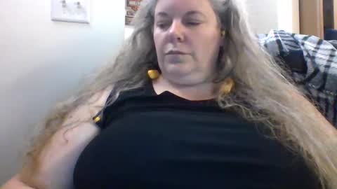 hippysnewhere online show from June 4, 2:50 am