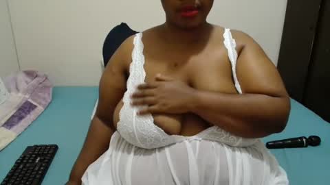 Snapshot of hips2sexy chatting on December 27, 7:24 pm hips2sexy online show from December 27, 7:24 pm