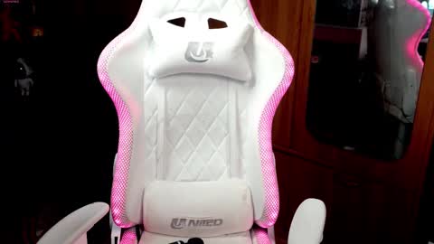 Holly online show from October 6, 8:15 pm