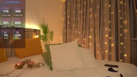 julia online show from November 18, 7:06 pm