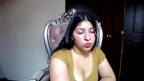 Snapshot of holly__20 chatting on February 6, 3:20 pm holly online show from February 6, 3:20 pm