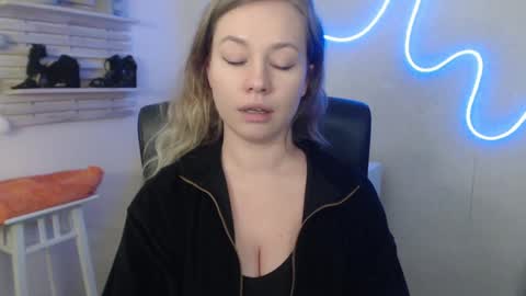 Snapshot of holly_bb95 chatting on February 7, 5:31 am Holly online show from February 7, 5:31 am