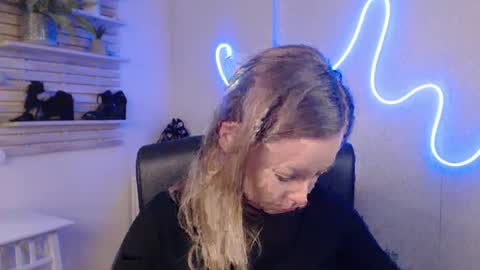 Snapshot of holly_bb95 chatting on February 10, 1:46 am Holly online show from February 10, 1:46 am