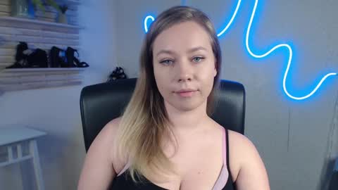 Snapshot of holly_bb95 chatting on February 24, 3:23 am Holly online show from February 24, 3:23 am