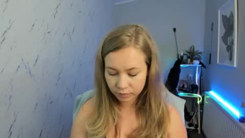 Snapshot of holly_bb95 chatting on September 18, 6:34 pm Holly online show from September 18, 6:34 pm
