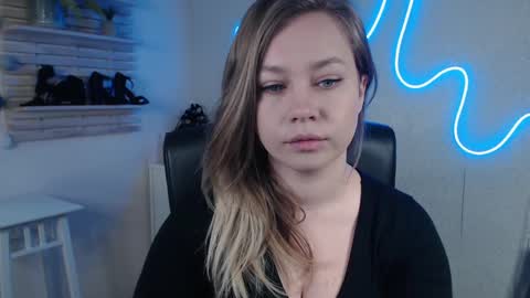 Snapshot of holly_bb95 chatting on February 24, 12:20 am Holly online show from February 24, 12:20 am