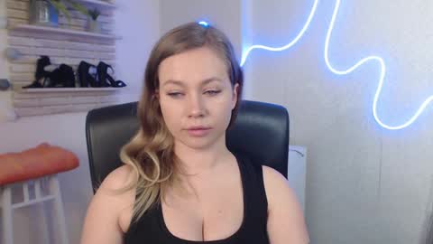 Snapshot of holly_bb95 chatting on February 26, 4:08 am Holly online show from February 26, 4:08 am