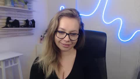 Snapshot of holly_bb95 chatting on January 29, 8:51 am Holly online show from January 29, 8:51 am