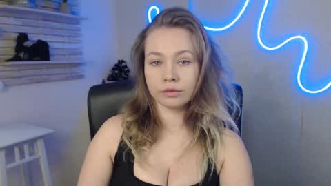 Snapshot of holly_bb95 chatting on February 11, 5:16 am Holly online show from February 11, 5:16 am