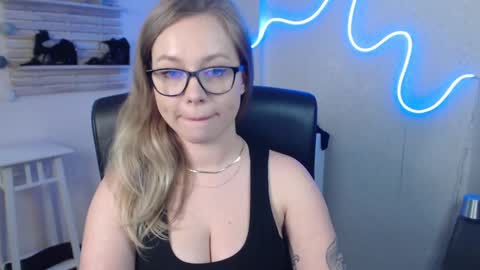 Snapshot of holly_bb95 chatting on March 10, 6:38 am Holly online show from March 10, 6:38 am