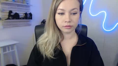 Snapshot of holly_bb95 chatting on January 24, 4:37 am Holly online show from January 24, 4:37 am