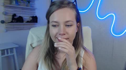 Snapshot of holly_bb95 chatting on March 12, 6:29 am Holly online show from March 12, 6:29 am