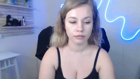Snapshot of holly_bb95 chatting on January 14, 9:35 am Holly online show from January 14, 9:35 am