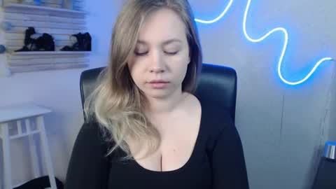Snapshot of holly_bb95 chatting on March 11, 12:44 am Holly online show from March 11, 12:44 am