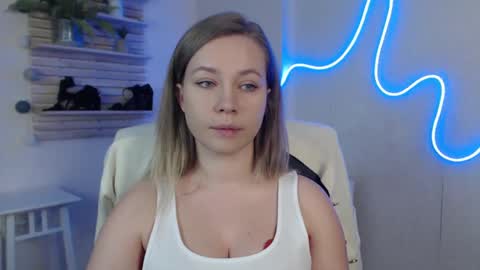 Snapshot of holly_bb95 chatting on March 12, 12:20 am Holly online show from March 12, 12:20 am