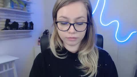 Snapshot of holly_bb95 chatting on January 22, 9:35 am Holly online show from January 22, 9:35 am