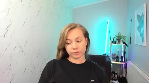 Holly online show from October 6, 5:20 pm