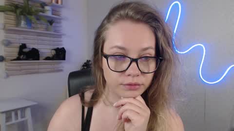 Snapshot of holly_bb95 chatting on March 4, 4:49 am Holly online show from March 4, 4:49 am
