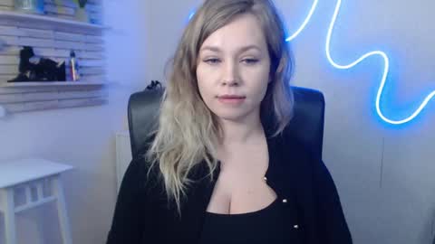 Snapshot of holly_bb95 chatting on January 14, 6:24 am Holly online show from January 14, 6:24 am