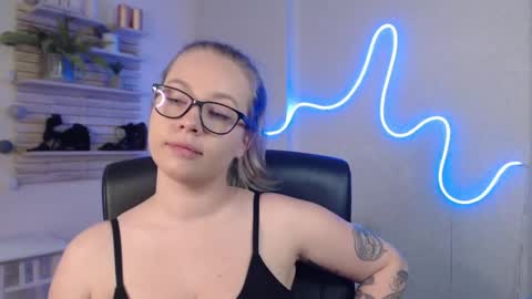 Snapshot of holly_bb95 chatting on March 11, 3:47 am Holly online show from March 11, 3:47 am