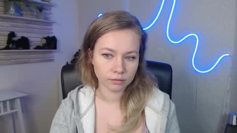 Snapshot of holly_bb95 chatting on March 6, 12:54 am Holly online show from March 6, 12:54 am