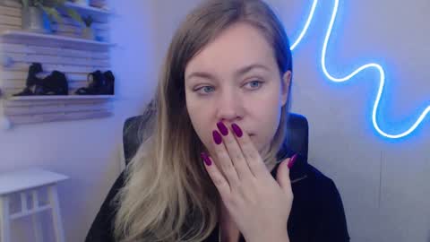 Snapshot of holly_bb95 chatting on February 5, 9:15 am Holly online show from February 5, 9:15 am