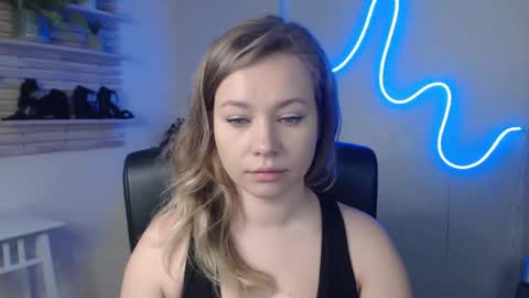 Snapshot of holly_bb95 chatting on February 19, 5:16 am Holly online show from February 19, 5:16 am