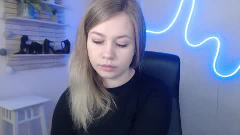 Snapshot of holly_bb95 chatting on January 16, 3:23 am Holly online show from January 16, 3:23 am