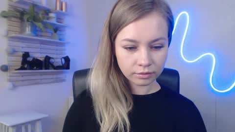 Snapshot of holly_bb95 chatting on January 16, 6:35 am Holly online show from January 16, 6:35 am