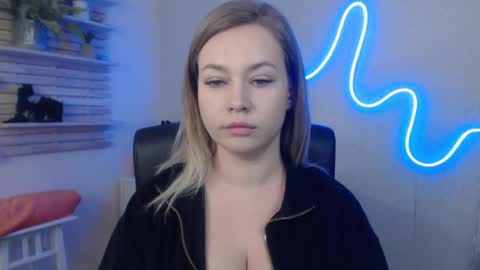 Snapshot of holly_bb95 chatting on January 17, 9:39 am Holly online show from January 17, 9:39 am