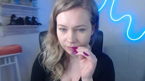 Snapshot of holly_bb95 chatting on February 18, 11:11 am Holly online show from February 18, 11:11 am