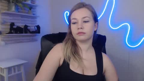 Snapshot of holly_bb95 chatting on January 17, 6:36 am Holly online show from January 17, 6:36 am