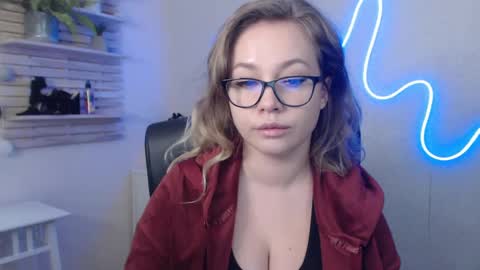 Snapshot of holly_bb95 chatting on January 13, 6:27 am Holly online show from January 13, 6:27 am